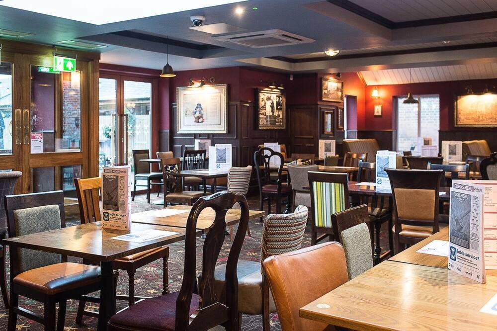 The Hatchet Inn Wetherspoon 뉴버리 외부 사진